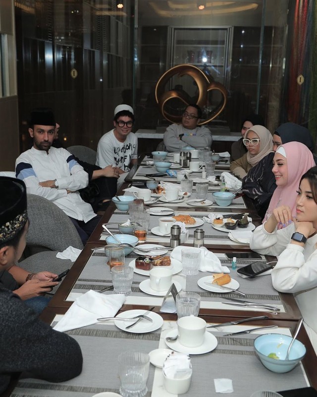 Foto: Celine Evangelista dalam Balutan Hijab Syar'i (26043)