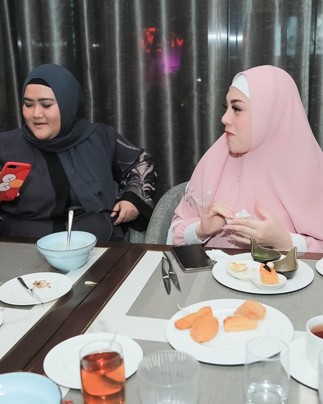 Foto: Celine Evangelista dalam Balutan Hijab Syar'i (26048)