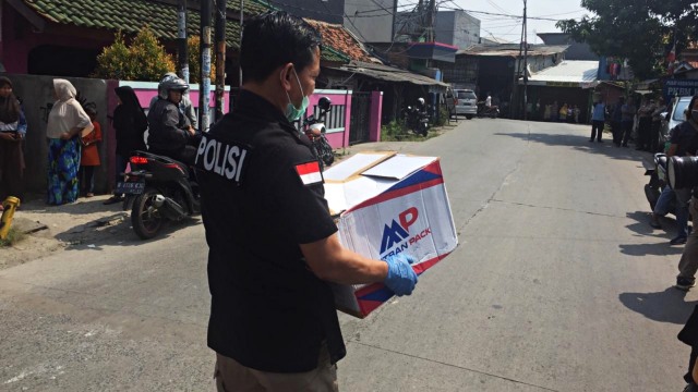 Olah TKP Konter Ponsel di Bekasi, Polisi Sita 5 Kardus Bahan Peledak (111969)