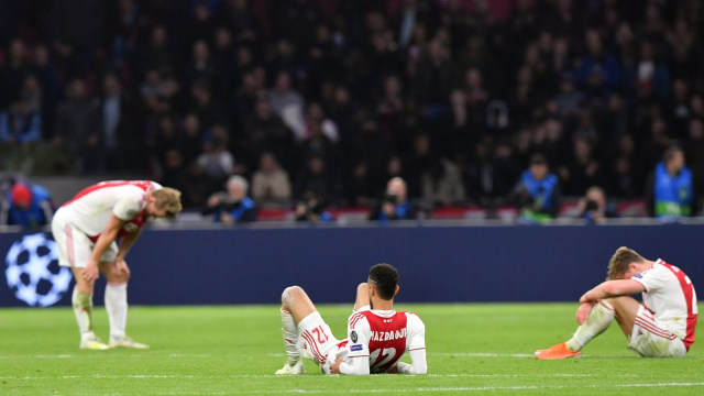 Pemain-pemain Ajax lunglai usai kalah dari Tottenham. Foto: AFP/Emanuel Dunand