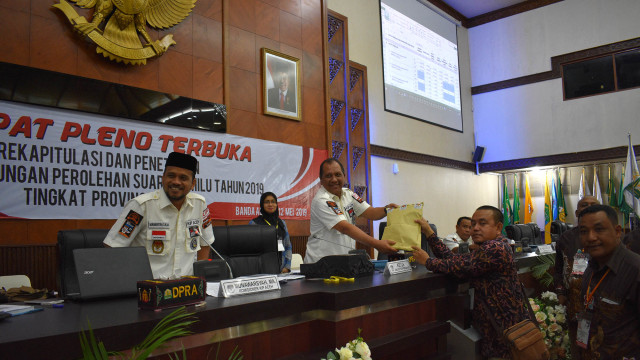Anggota KIP Kabupaten Bener Meriah menyerahkan hasil pleno di wilayahnya kepada Komisioner KIP Aceh, untuk disampaikan di hadapan rapat pleno tingkat Provinsi Aceh: Foto: Yudiansyah/acehkini   