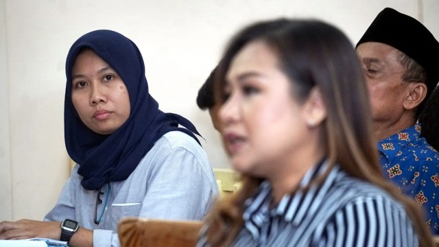Terdakwa kasus Mafia bola Anik Yuni Kartikasari (kiri) di Pengadilan Negeri Banjarnegara. Foto: Iqbal Firdaus/kumparan