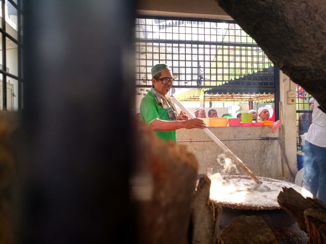 Petugas Masjid saat mengaduk bubur sop. Foto: kumparan/Rahmat Utomo