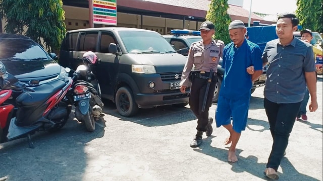 Sunarto ditangkap petugas dari Satreskrim Polres Brebes setelah dilaporkan mencabuli anak tiri. (foto: fajar eko nugroho)