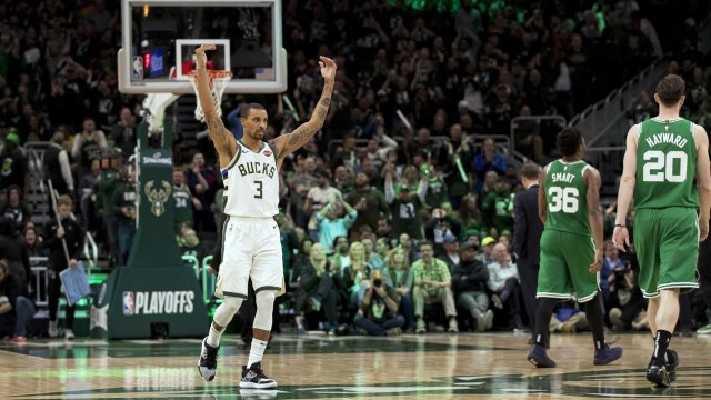 George Hill merayakan kemenangan Bucks atas Celtics. Foto: Jeff Hanisch-USA TODAY Sports via Reuters