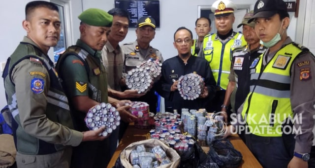 Petasan hasil dari razia pekat yang dilakukan Polsek Cicurug bersama Muspika Cicurug di Pasar Cicurug, Kamis (9/5/2019). | Sumber Foto:Rawin Soedaryanto.