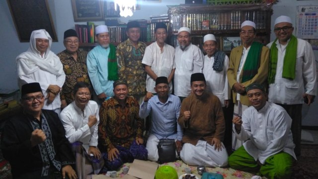Prabowo, Rombongan Habib dan Kiai pendukung Prabowo dari Jatim dan Jateng usai temui Mbah Moen di Ndalem Sarangan, Komplek Ponpes Al-Anwar, Rembang.