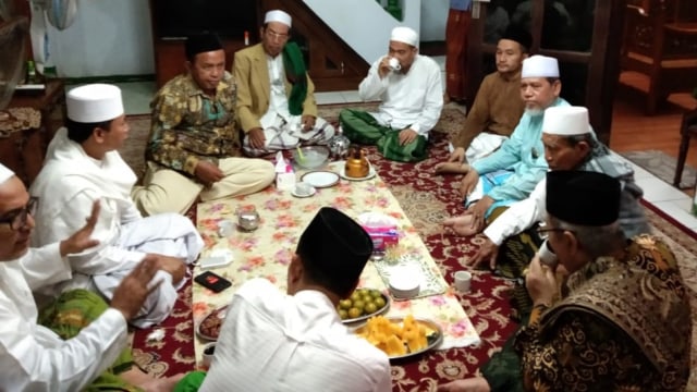 Prabowo, Rombongan Habib dan Kiai pendukung Prabowo dari Jatim dan Jateng usai temui Mbah Moen di Ndalem Sarangan, Komplek Ponpes Al-Anwar, Rembang.