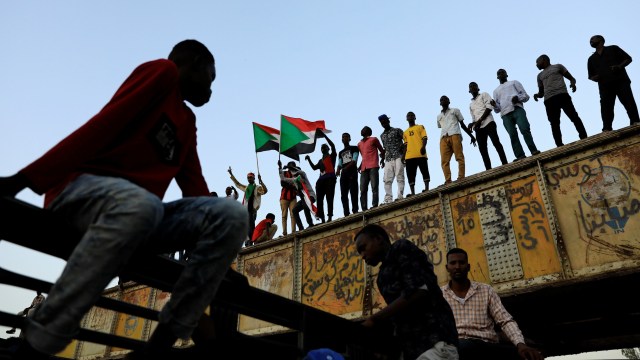 Warga Sudan bersuka cita usai tergulingnya Omar al-Bashir Foto: Reuters/Umit Bektas