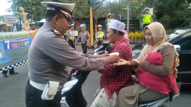 Polisi di Bali Ini Kampanye Tertib Lalu Lintas  Sambil Bagi Takjil