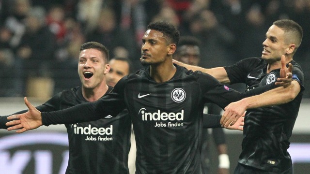 Sebastian Haller merayakan gol untuk Eintracht Frankfurt pada laga melawan Internazionale. Foto: AFP/Daniel Roland