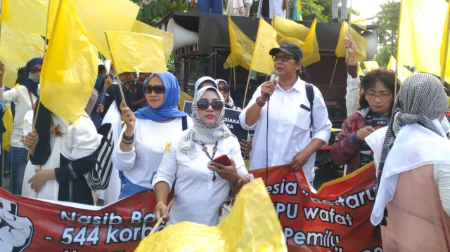 Barisan Perempuan Jawa Timur Simpatik (BPJS) melakukan aksi di depan kantor Komisi Pemilihan Umum (KPU) Kota Surabaya Foto: Yuana Fatwalloh/kumparan