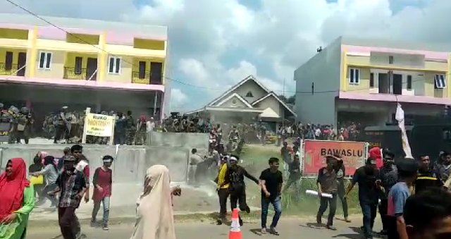 Kerusuhan aksi tuntu PSU di Kabupaten PALI, Sumsel, Jumat (3/5) lalu (Dok urban Id)