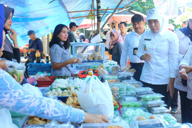 Wakil Wali Kota palembang, Fitrianti Agustinda saat melakukan sidak di pasar beduk (Urban Id)