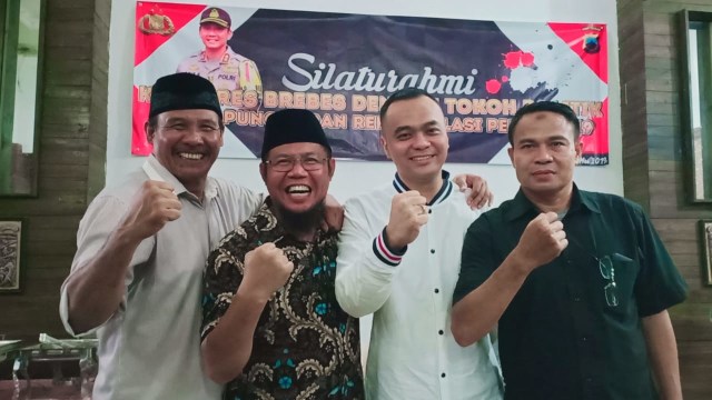 Relawan Prabowo dan Jokowi berdampingkan dengungkan persatuan. (foto: fajar eko nugroho)