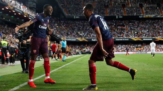 Aubameyang merayakan golnya ke gawang Valencia bersama Ainsley Maitland-Niles Foto: REUTERS/Sergio Perez