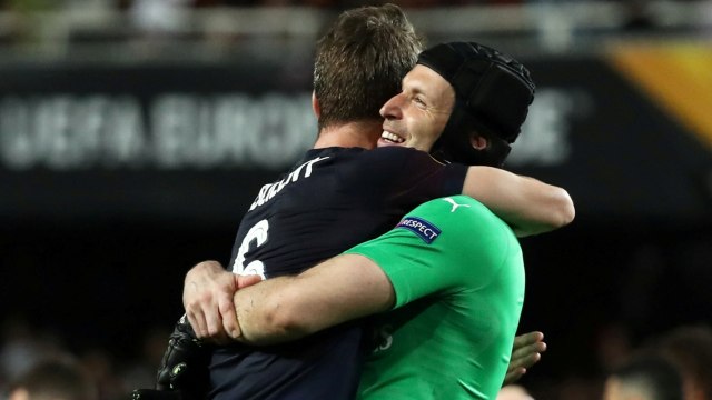 Petr Cech merayakan dengan Laurent Koscielny di akhir pertandingan. Foto: Reuters