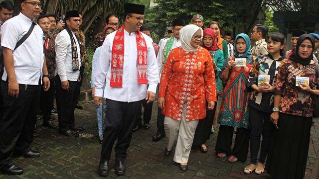 Gubernur DKI Jakarta Anies Baswedan dan Fery Farhati Ganis saat tiba di PKK Melati Jaya usai acara. Foto: Feisal Rahman