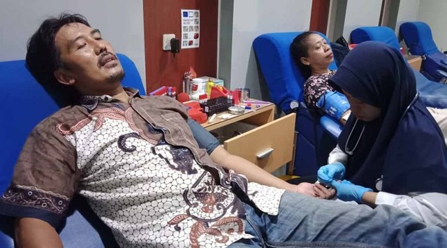 Warga melakukan donor darah di PMI Kota Kediri