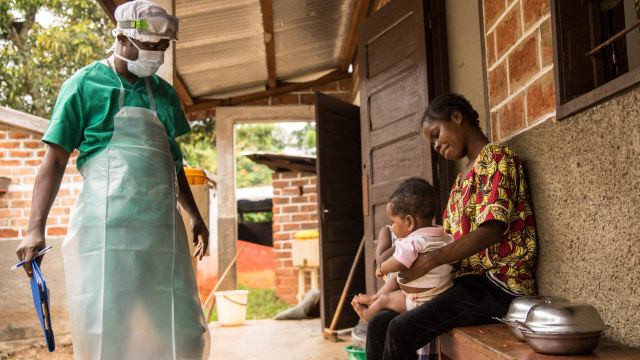Seorang anak dan perempuan terinfeksi Monkeypox di Afrika. Foto: AFP