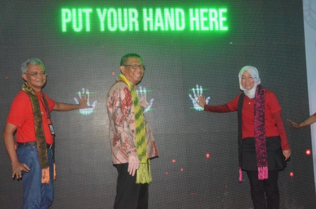 Gubernur Kalimantan Barat, Sutarmidji, mengikuti peluncuran Modern Broadband Island di kantor PT Telkom Pontianak. Foto: Dok Hi!Pontianak