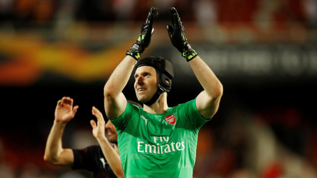 Petr Cech merayakan kemenangan Arsenal atas Valencia. Foto: Reuters/Andrew Boyers