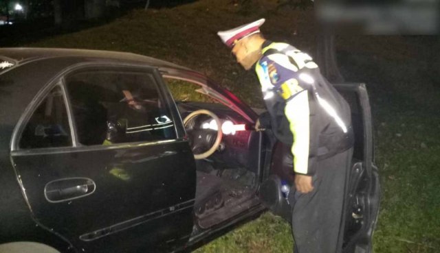 Petugas PJR Polda Jatim mengevakuasi mobil Mitsubishi Galant di Tol Sidoarjo