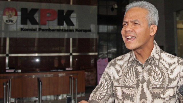 Gubernur Jawa Tengah, Ganjar Pranowo menjawab pertanyaan wartawan saat meninggalkan gedung KPK usai menjalani pemeriksaan di Jakarta, Jumat (10/5/2019). Foto: ANTARA FOTO/Reno Esnir