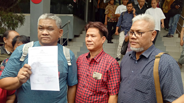 Ari Yudhanto (kanan) melaporkan PT HMT tour and travel ke Polda Metro Jaya karena tidak memberangkatkan peserta wisata rohani 'Holyland'. Foto: Maulana Ramadhan/kumparan