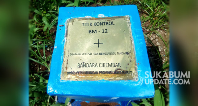 Patok beton berwarna biru yang memiliki kira-kira tinggi 40 cm bertuliskan titik kontrol Bandara Cikembar. | Sumber Foto:Dok.sukabumiupdate.com.