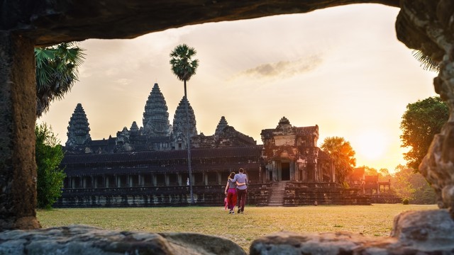 Ilustrasi menikmati Angkor Wat di Kamboja bersama pasangan