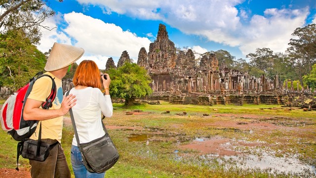 Ilustrasi pasangan wisatawan traveling di Kamboja
