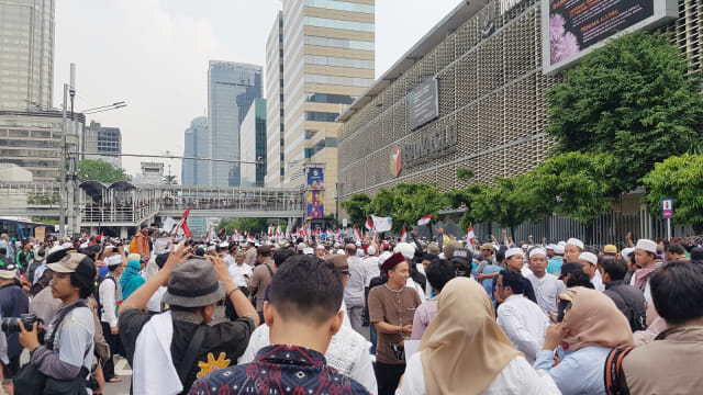 Massa aksi demo di Jalan Thamrin, tepatnya di depan Kantor Bawaslu RI. Foto: Efira Tamara/kumparan