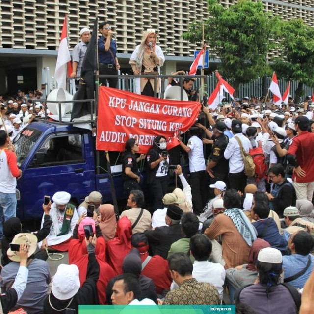 Massa aksi mulai meninggalka gedung Bawaslu RI. Foto: Irfan Adi Saputra/kumparan