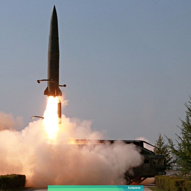 Sebuah rudal terlihat telah diluncurkan saat latihan militer di Korea Utara. Foto: KCNA via REUTERS