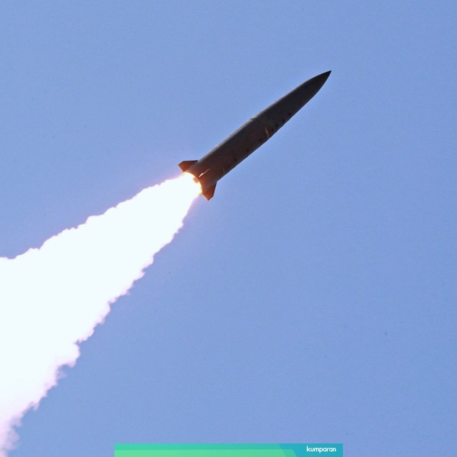 Sebuah rudal terlihat telah diluncurkan saat latihan militer di Korea Utara. Foto: KCNA via REUTERS