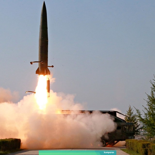 Sebuah rudal terlihat diluncurkan saat latihan militer di Korea Utara. Foto: KCNA via REUTERS
