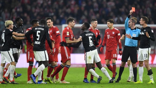 Wasit mengusir Renato Sanches dan Stefan Ilsanker pada laga Bayern Muenchen vs RasenBallsport Leipzig. Foto: AFP/Christof Stache