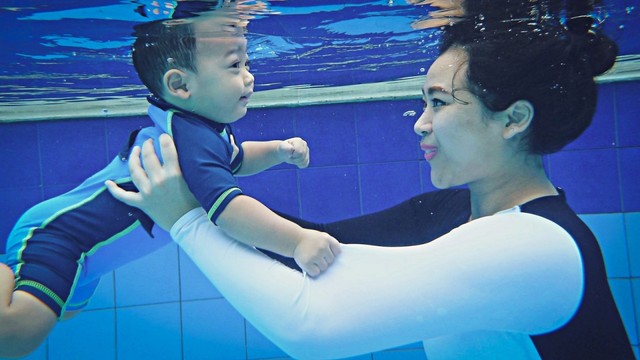 Kelas bayi berenang di Aquatic Baby. Foto: Aquatic Baby dan Putri Sarah Arifira/kumparan