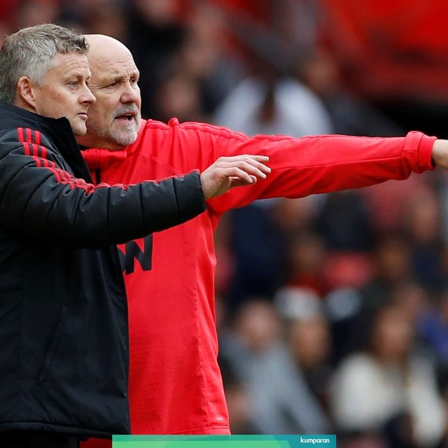 Mike Phelan (merah), asisten pelatih Manchester United Foto: REUTERS/Phil Noble