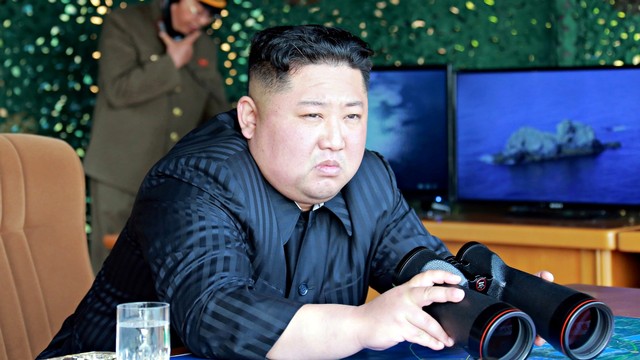 Pemimpin Korea Utara, Kim Jong-un, saat mengawasi latihan militer dan uji coba rudal baru. Foto: KCNA via REUTERS