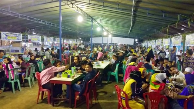 Suasana Plaza Ramadhan Kampung Ternate, yang dikhususkan untuk mencari kuliner jelang Sahur