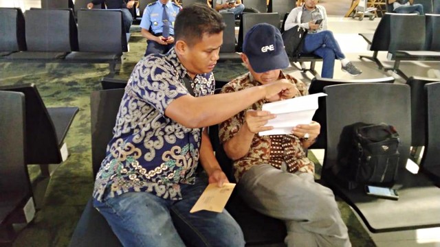 Penyidik Bareskrim saat memberikan surat pemanggilan terhadap Kivlan Zein di Bandara Soekarno-Hatta. Foto: Dok. Istimewa