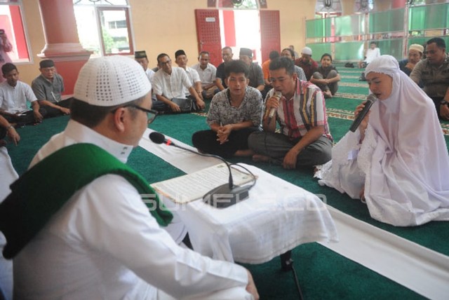 Suasan saat satu keluarga di Palembang bersyahadat (istimewa)
