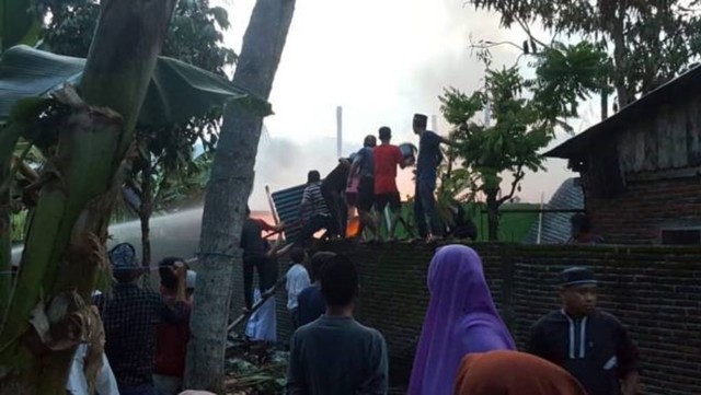 Kebakaran terjadi di Lingkungan Cendana, Kelurahan Wattang, Kecamatan Polewali, Polman yang menghanguskan rumah imam masjid setempat. Foto: Istimewa