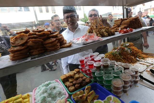Wakil Wali Kota Banda Aceh sidak penjual takjil Ramadan di pasar Kampung Baru. Foto: Humas Banda Aceh