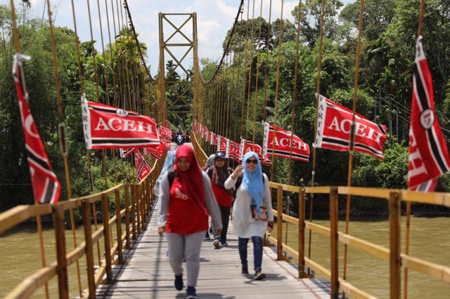 Bendera Partai Aceh pernah membuat merah wilayah Aceh. Foto: Suparta/acehkini
