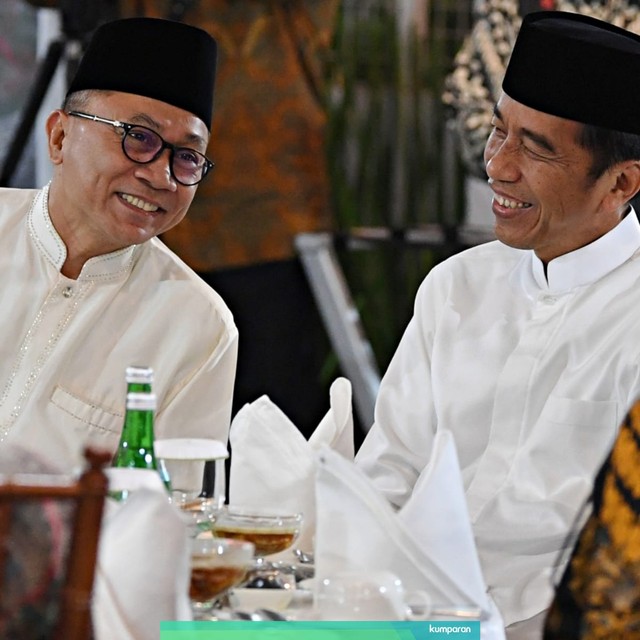 Presiden Jokowi berbincang dengan Ketua MPR Zulkifli Hasan saat buka puasa bersama pimpinan lembaga tinggi negara. Foto: Antara/Wahyu Putro A