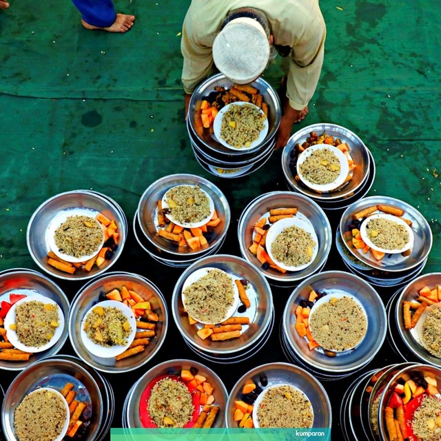 Sukarelawan menata makanan untuk berbuka puasa di salah satu masjid di Karachi, Pakistan. Foto: Reuters/Akhtar Soomro