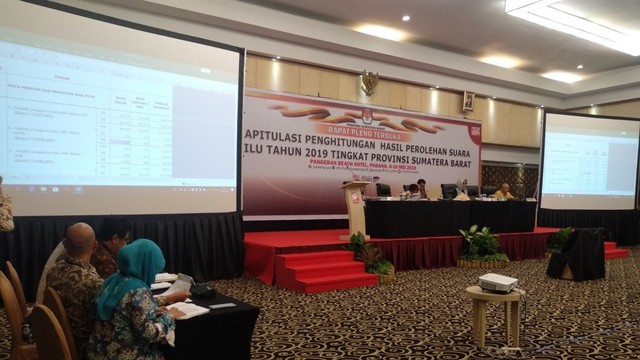 Proses rekapitulasi surat suara Pemilu 2019 tingkat Provinsi Sumatera Barat yang berlangsung di Hotel Pangeran Beach Padang. (Foto: Irwanda/Langkan.id)